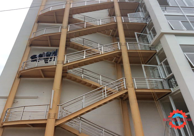 Công ty thi công cầu thang thoát hiểm nhà cao tầng chuyên nghiệp tại quận 6